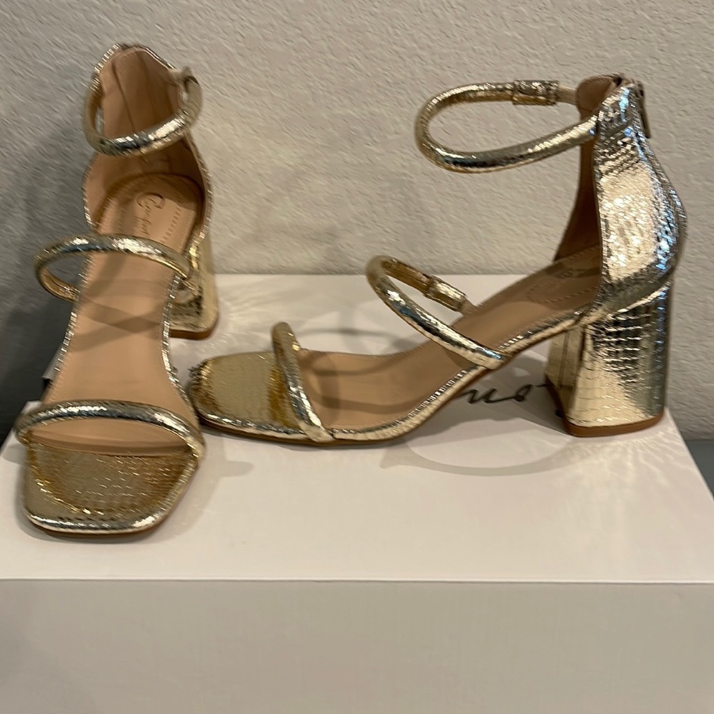 Women’s Gold DresscHeel Sandals size 9W & 11W.